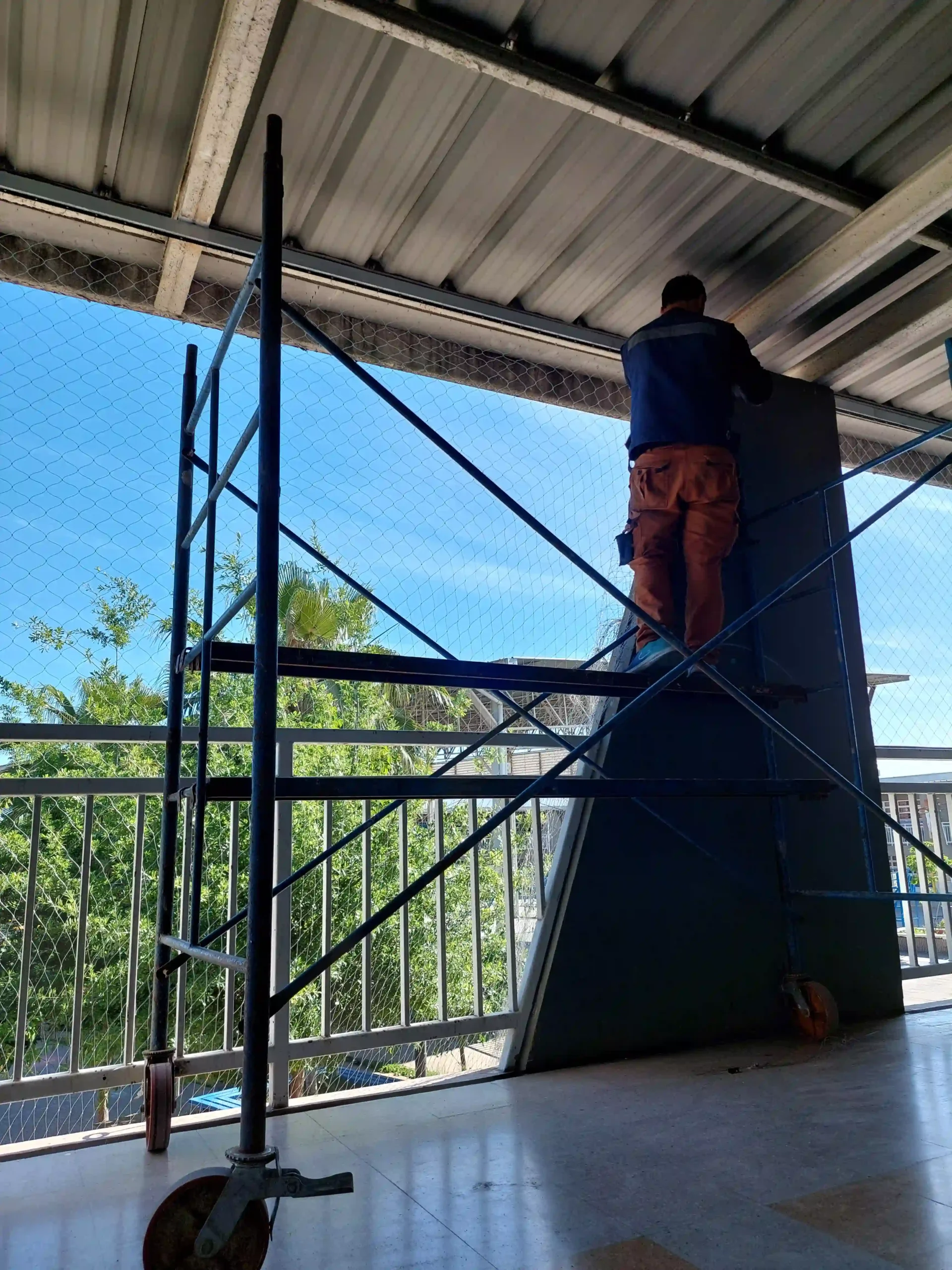 persona-instalando-malla